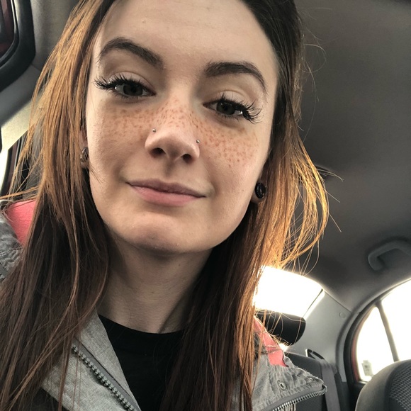 Meet your Posher, Emily - Picture 4 of 4